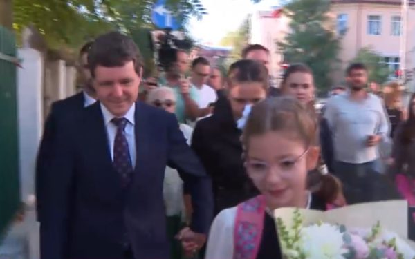 Nicușor Dan: Educația, dincolo de note. Primarul și fetița în prima zi de școală