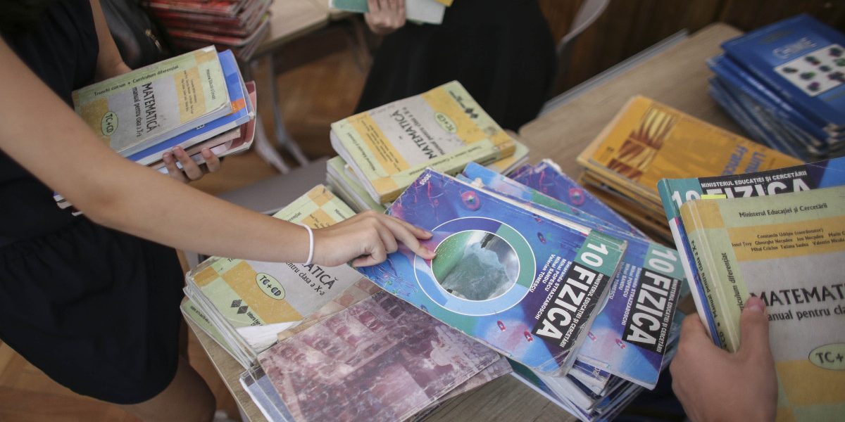 Liceu fără manuale: Elevii de clasa a IX-a așteaptă versiunea digitală