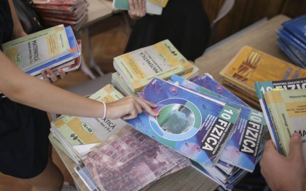 Liceu fără manuale: Elevii de clasa a IX-a așteaptă versiunea digitală