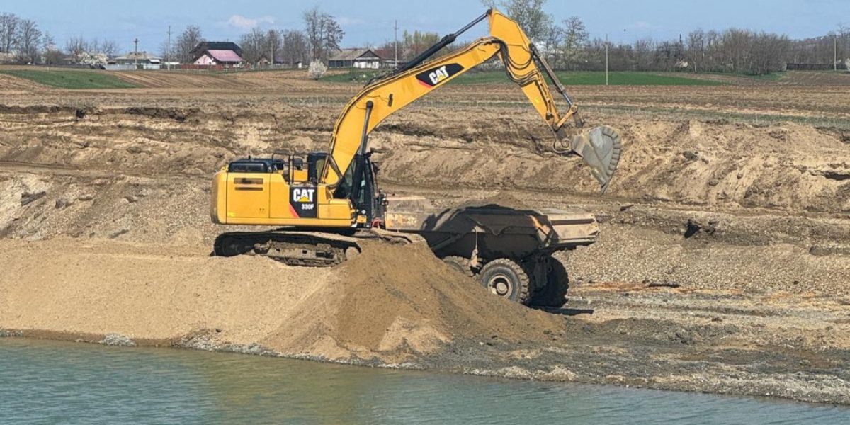 Firmă investigată penal: agregate minerale din balastieră, vândute ilegal