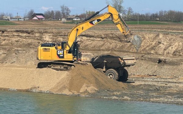 Firmă investigată penal: agregate minerale din balastieră, vândute ilegal