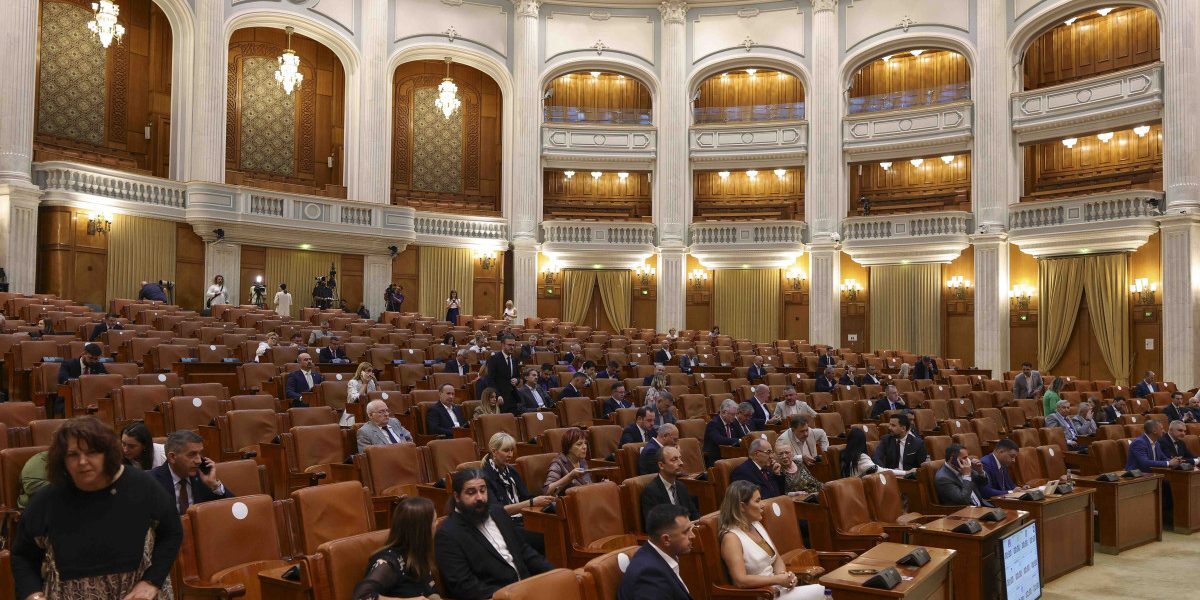 Parlamentari pe bandă rulantă: 19 aleși au schimbat partidul în 5 luni. Cine a pierdut cei mai mulți