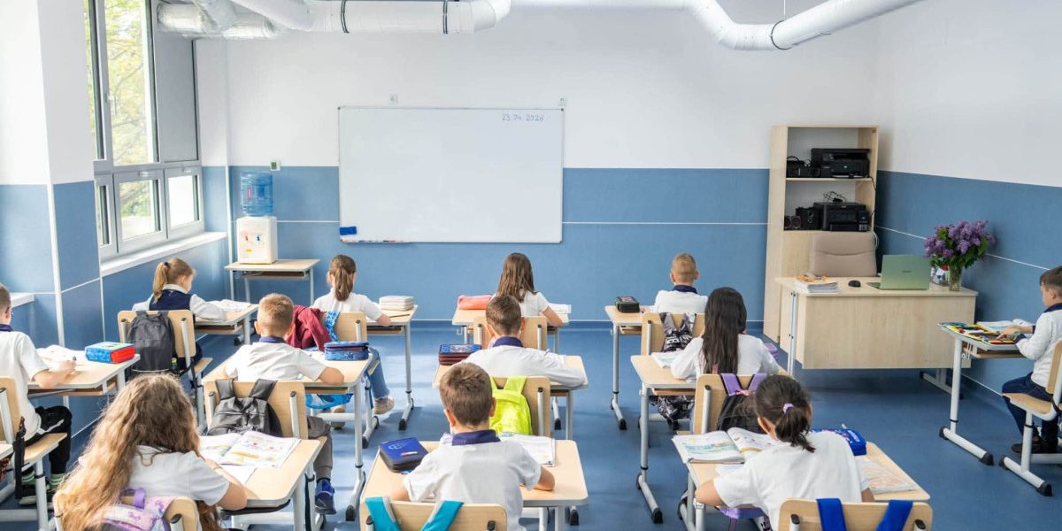 Bolojan: Educație cu 2,5 mld. euro: Noi școli și modernizări începe anul