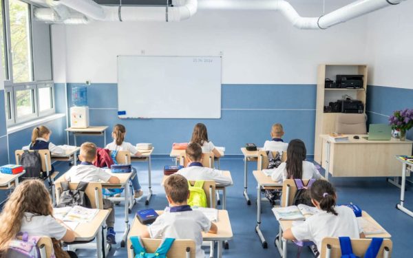Bolojan: Educație cu 2,5 mld. euro: Noi școli și modernizări începe anul