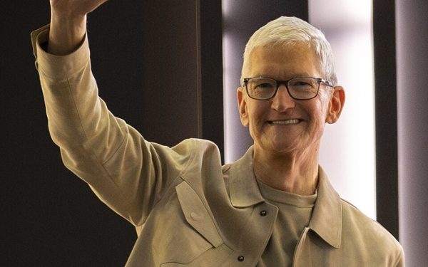 Apple: Tim Cook pleacă după 15 ani de succes uriaș