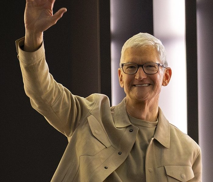 Apple: Tim Cook pleacă după 15 ani de succes uriaș