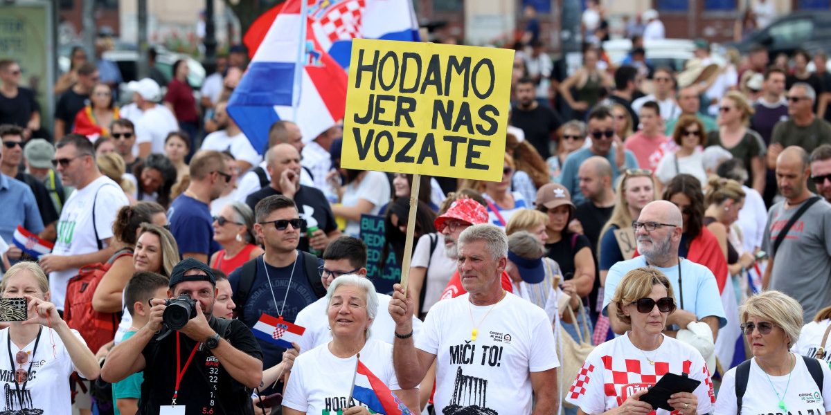 Croația, furioasă pe toxice: Sute de mii în stradă!