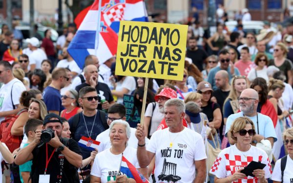 Croația, furioasă pe toxice: Sute de mii în stradă!