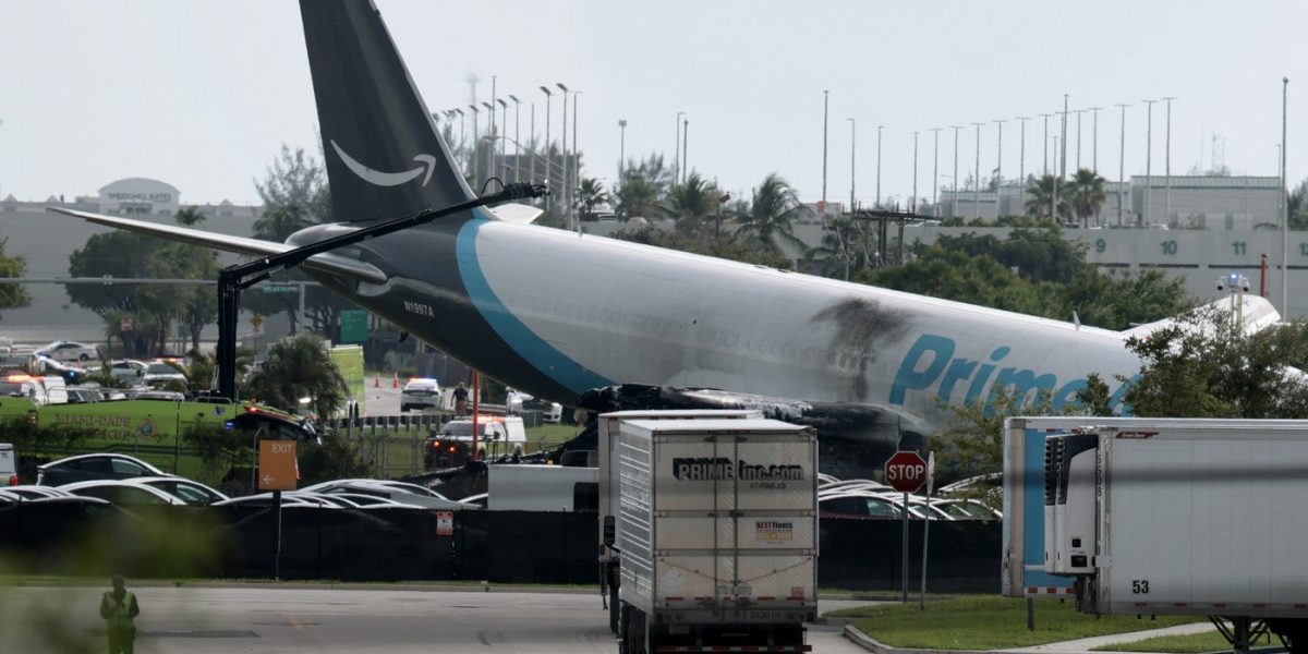 Avion cargo Amazon, dezastru la Miami: ieșit de pe pistă, a lovit mașini. Trafic aerian blocat