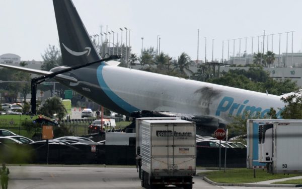Avion cargo Amazon, dezastru la Miami: ieșit de pe pistă, a lovit mașini. Trafic aerian blocat