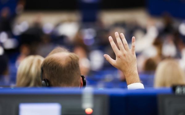 UE, alarmată de migranții din Spania: Întăriți frontierele!