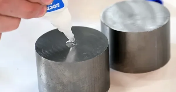 Super Glue: ce-l face atât de lipicios, dezvăluire sâmbătă