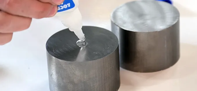 Super Glue: ce-l face atât de lipicios, dezvăluire sâmbătă