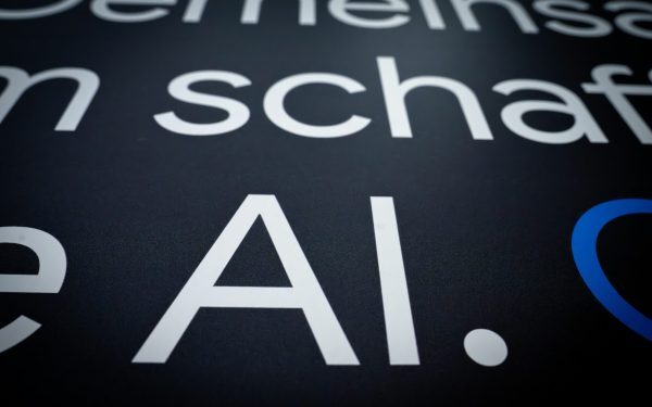 Marile companii AI pun frână: Unitate rară pentru dezvoltare controlată