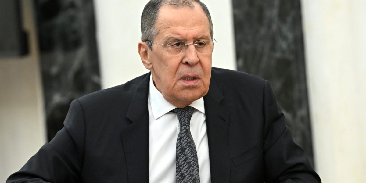 Lavrov: Pace și război, simultan în Ucraina