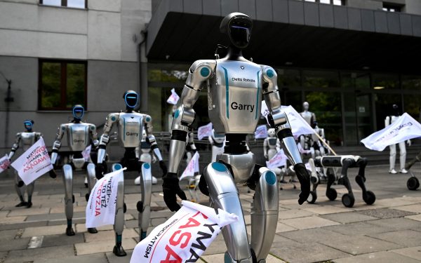 Roboții protestează contra IA în Polonia