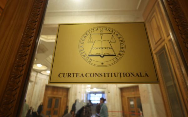 Nicușor Dan, atac la CCR: Legea Voluntari, neconstituțională