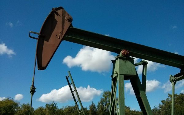 Petrol: AIE eliberează 325 milioane barili din rezerve