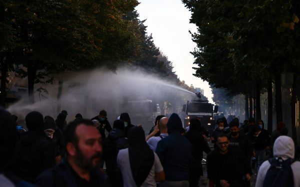 Albania în flăcări. Românii, sfătuiți să evite țara