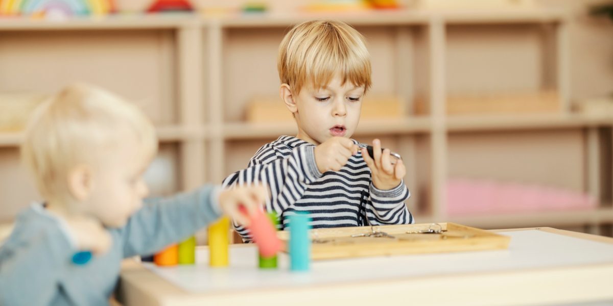 Copiii copiază colegii neînțeleși: explicațiile psihologilor