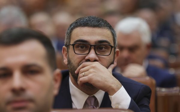 Manole, ministrul muncii, secret de afaceriști din Mykonos