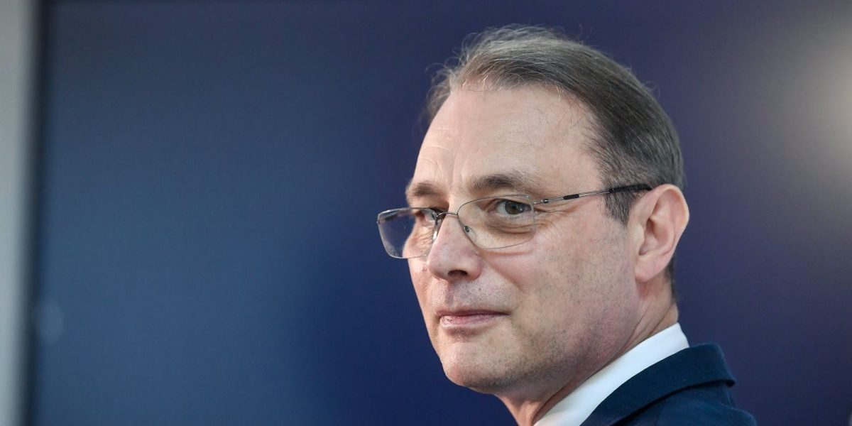 Niculescu, la Parlament: Lista miniștrilor, depusă oficial