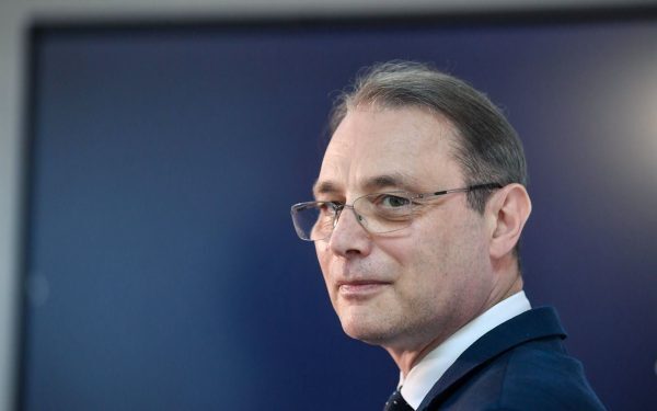 Niculescu, la Parlament: Lista miniștrilor, depusă oficial