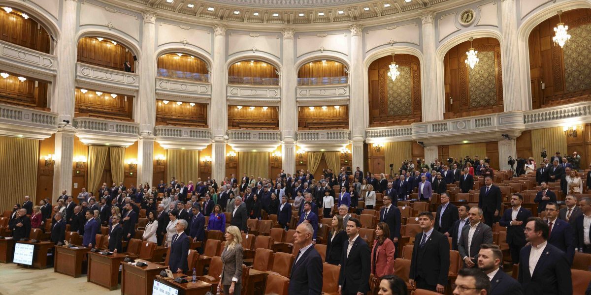 Guvernul Luca Niculescu, testat marți în Parlament