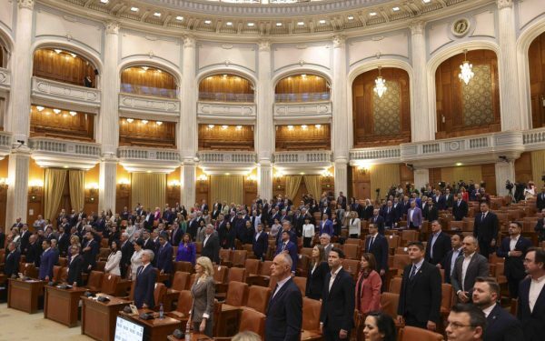 Guvernul Luca Niculescu, testat marți în Parlament