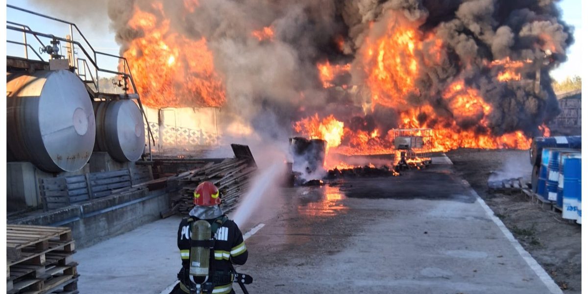Incendiu devastator la Vâlcea: Hală de vopseluri, mistuită de flăcări