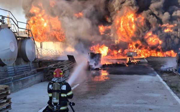 Incendiu devastator la Vâlcea: Hală de vopseluri, mistuită de flăcări