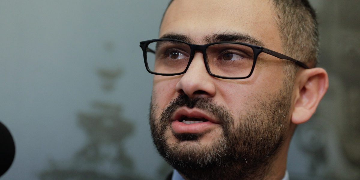 Manole: Cameră Comerț la Ferentari? Răspuns epigramatic deputaților