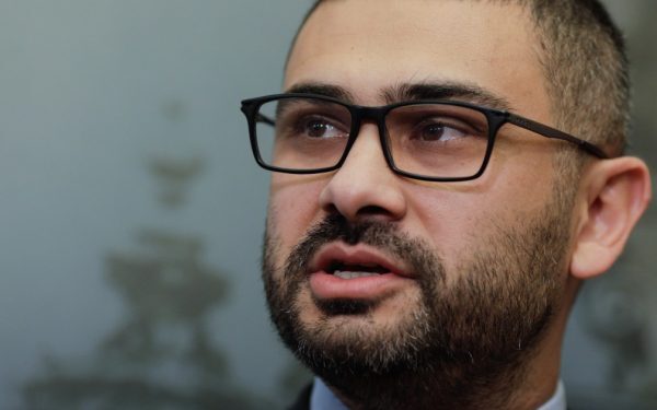 Manole: Cameră Comerț la Ferentari? Răspuns epigramatic deputaților