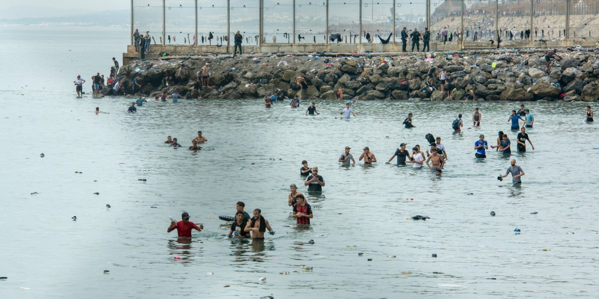 Serviciile spaniole: Marocul a știut de fluxul masiv de migranți spre Ceuta