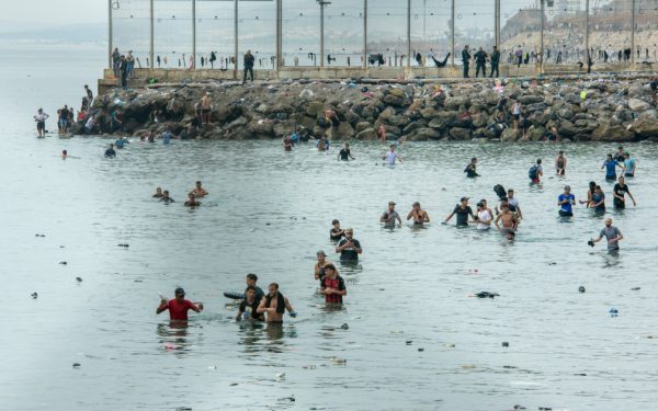 Serviciile spaniole: Marocul a știut de fluxul masiv de migranți spre Ceuta