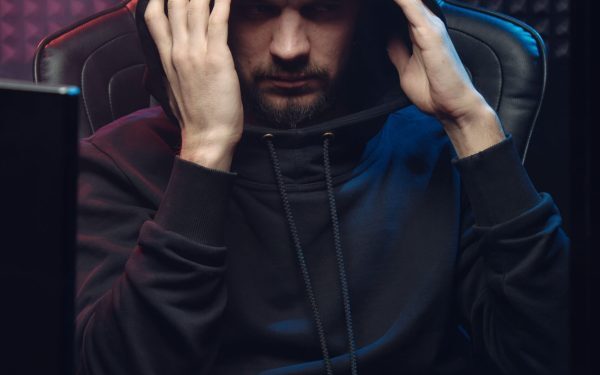 România, sub asalt: cine profită de pe urma dezbinării